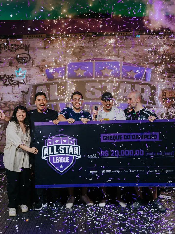 Time campeão no palco com o cheque de R$ 20 mil e chuva de confete