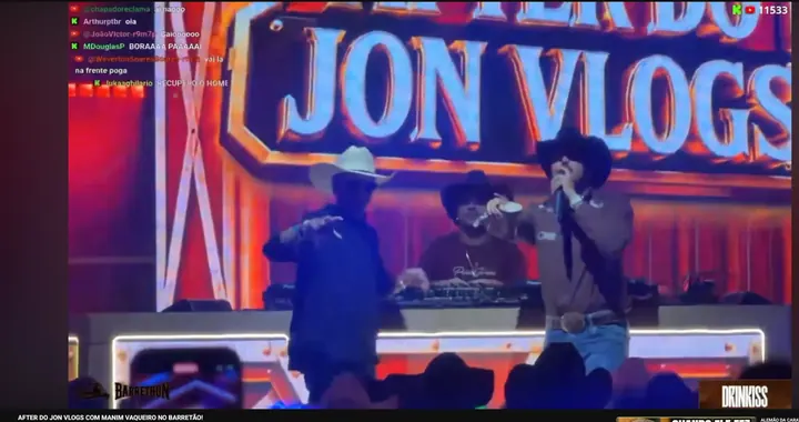 Palco com o painel Jon Vlogs no after no Rancho da Agroplay