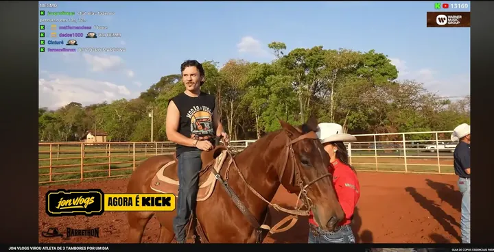Jon a cavalo na prova dos três tambores, na transmissão ao vivo