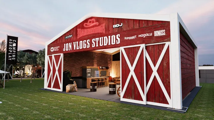 Projeto do Jon Vlogs Studios: galpão de madeira vermelho com os parceiros na fachada