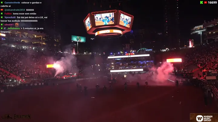 Arena da PBR à noite, com fogos, na transmissão ao vivo