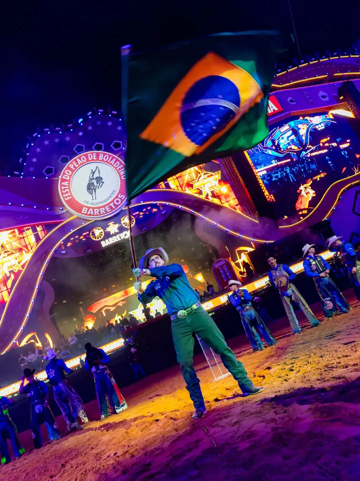 Jon na arena da PBR com a bandeira do Brasil