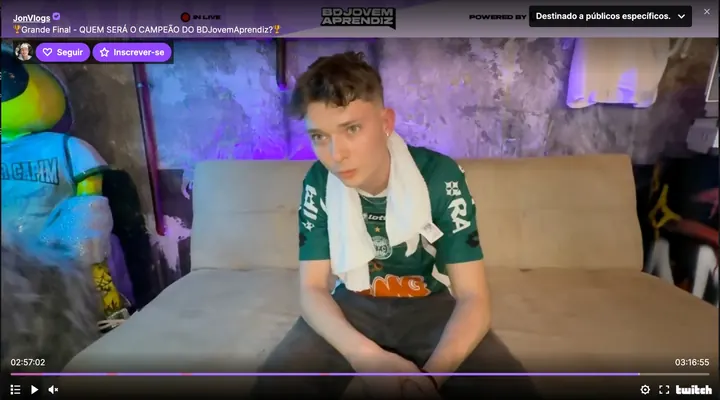 Live de um participante com a faixa do BDJovem Aprendiz no alto da tela
