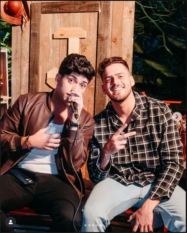 Foto da edição com Leo Foguete, no cenário do bar