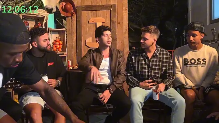 Convidados e amigos no cenário do bar durante o subathon, com o cronômetro na tela