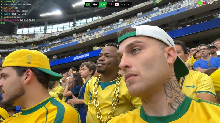 Jon e amigos com a camisa do Brasil na arquibancada, durante Brasil x Japão