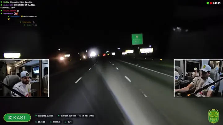 Transmissão de madrugada: a estrada pela janela do motorhome e as câmeras de dentro