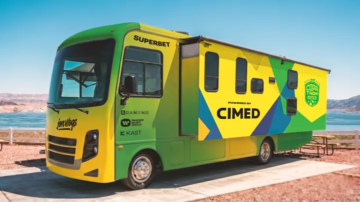 Projeto do envelopamento do motorhome nas cores do Brasil, com os patrocinadores