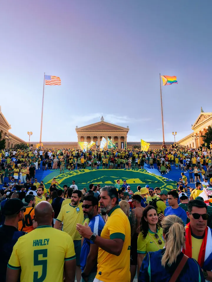 Torcida brasileira na escadaria do museu de arte da Filadélfia