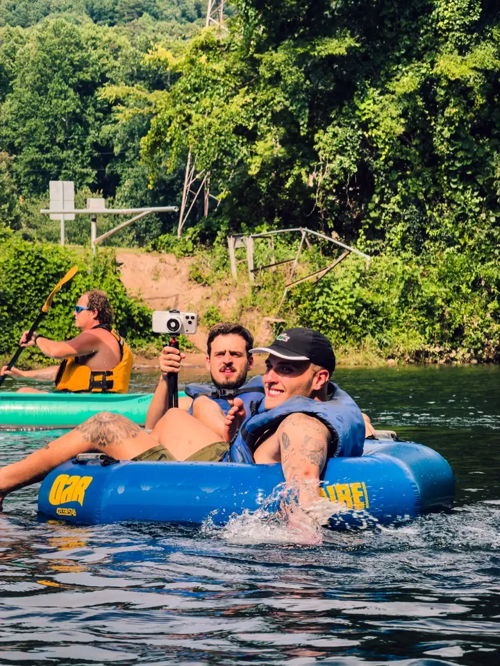 Time do Copathon fazendo rafting