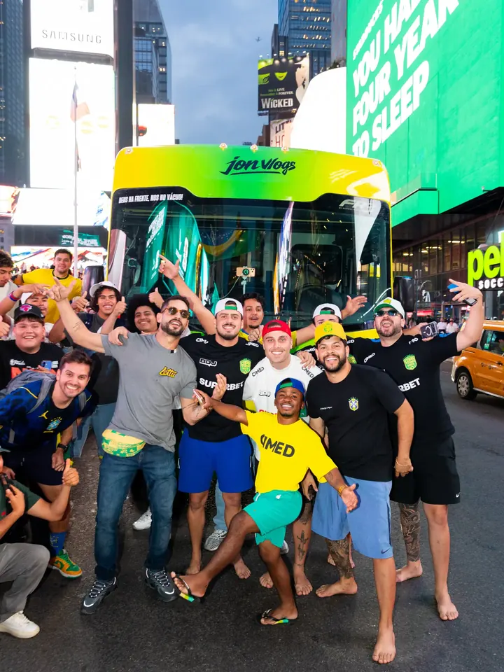 O motorhome do Jon Vlogs na Times Square, cercado pela torcida