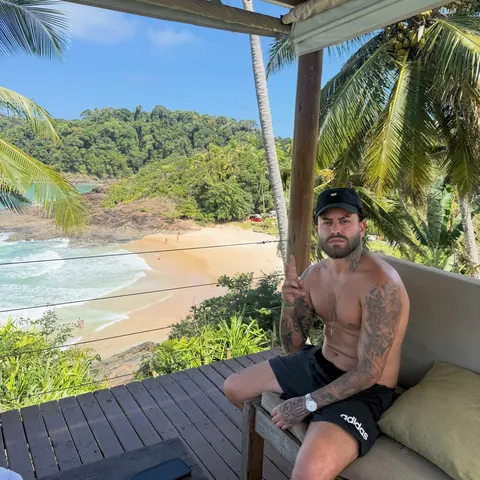 Capa do post de Jhow no Instagram: Um pouco de Itacaré com meus mano