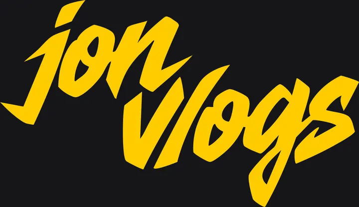 Logo do Jon Vlogs na versão empilhada, jon sobre vlogs, em amarelo